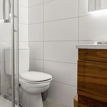 Spacious & Bright 3br Apt In The Heart Of The