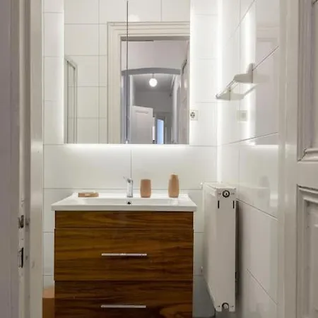Spacious & Bright 3br Apt In The Heart Of The