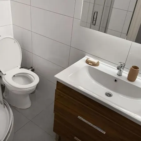 Spacious & Bright 3br Apt In The Heart Of The