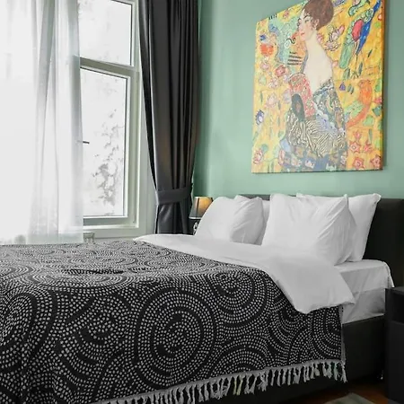 Spacious & Bright 3br Apt In The Heart Of The *
