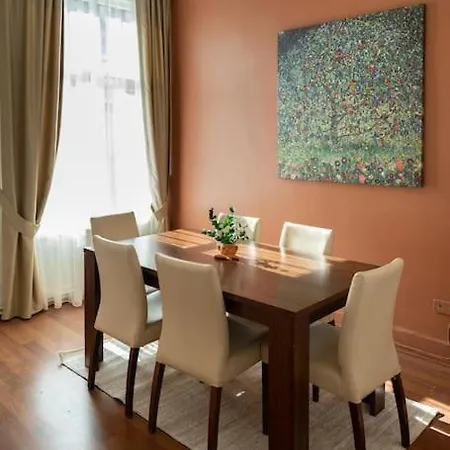 Apartman Spacious & Bright 3br Apt In The Heart Of The
