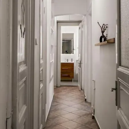 アパート Spacious & Bright 3br Apt In The Heart Of The イスタンブール